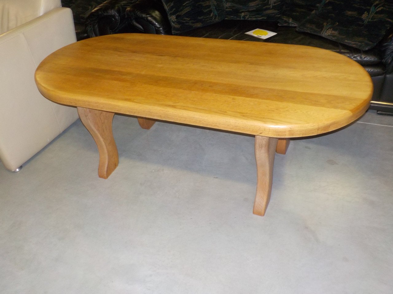 Geheel massief blank eiken salontafel redelijk hoog en redelijk dik ( 5 cm