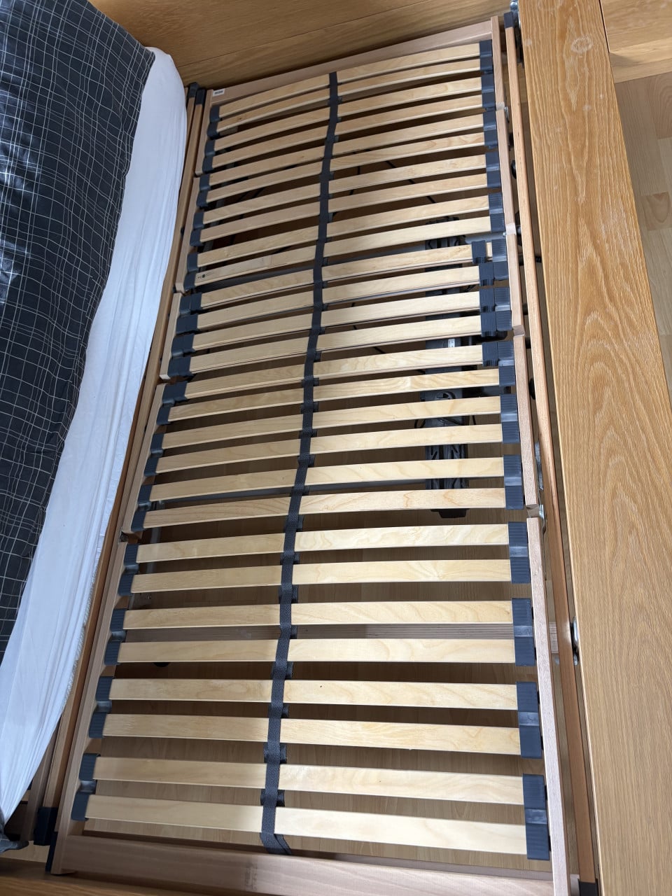 2p. Bed 180x200(massief beuken) incl. Electrisch verstelbare lattenbodems