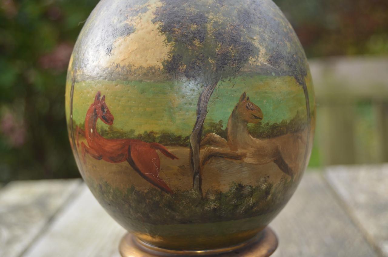 Antiek primitief beschilderd struisvogelei: jachtscene