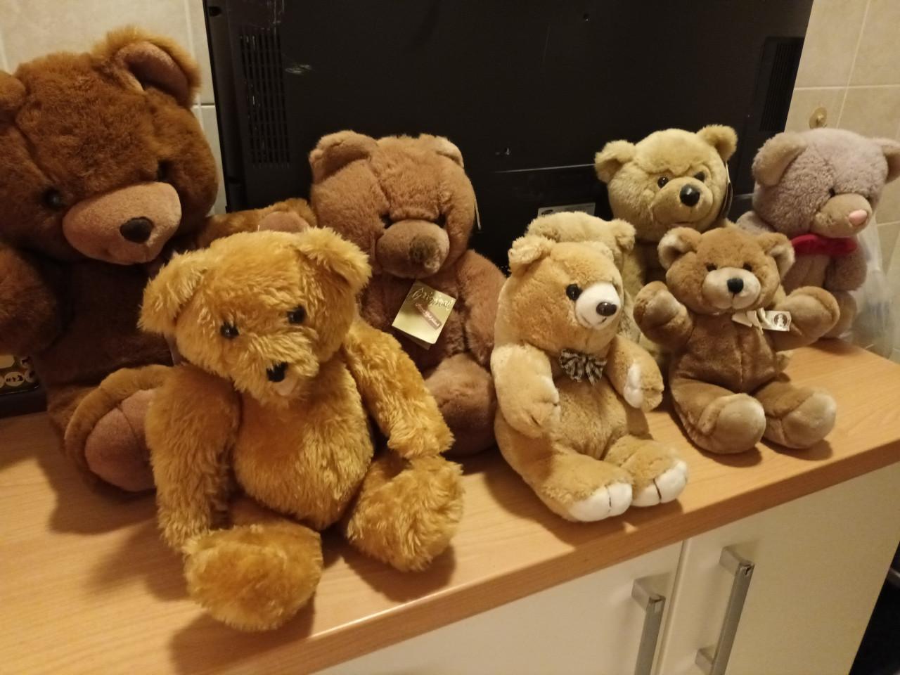 Acht stuks Beren zoals op de foto staat.