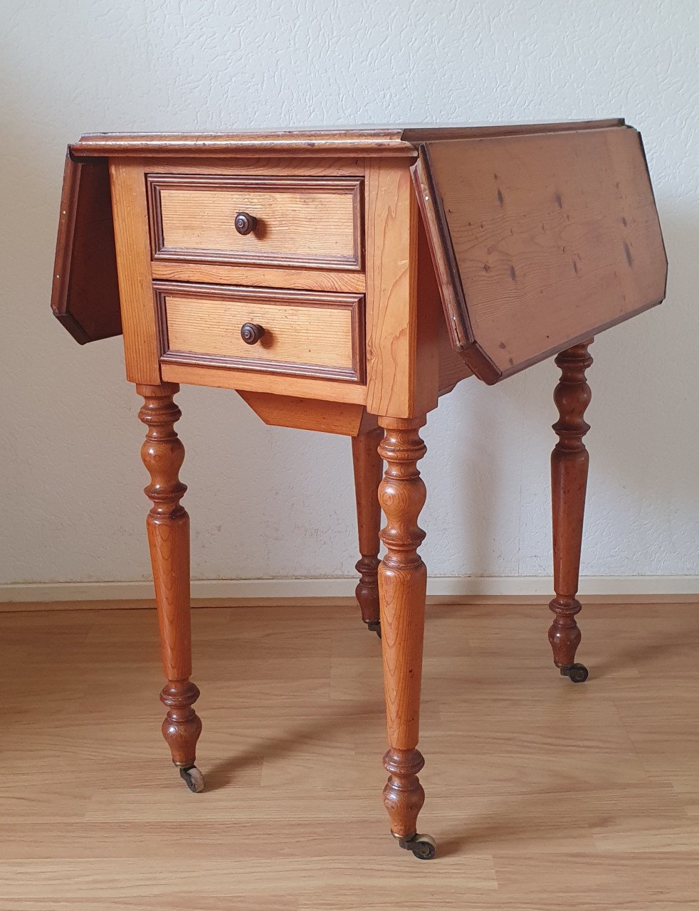 Antieke bijzet tafel type hangoor