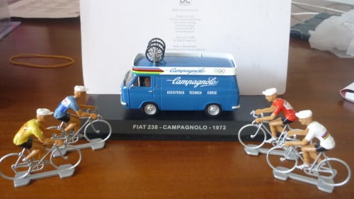 Wielrennen FIAT 238 plus 4 miniatuur wielrennertjes