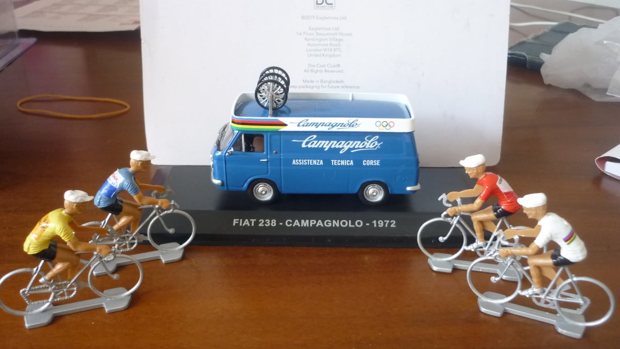 Wielrennen FIAT 238 plus 4 miniatuur wielrennertjes
