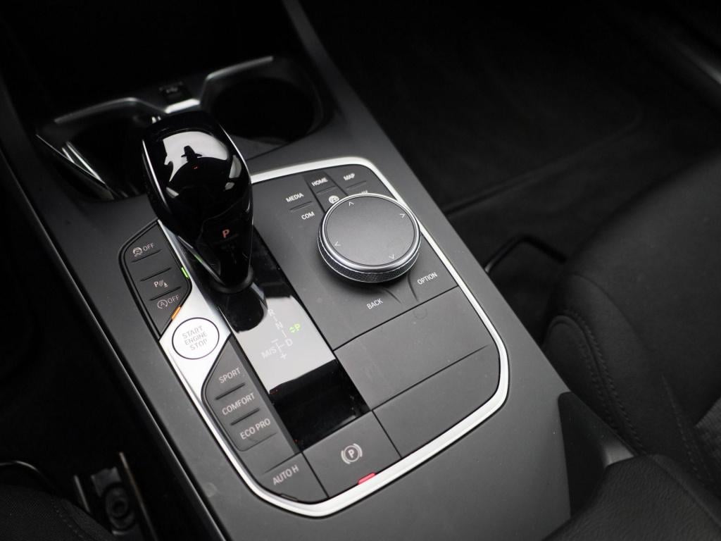 BMW 1 Serie 118i business edition | automaat | apple carplay / android auto