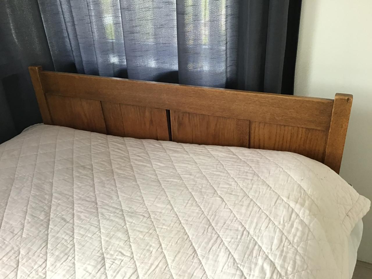 Twijfelaar bed ouderwets met matras en topper