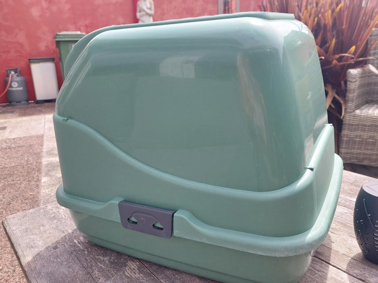 Nieuwe khakigroene kattenbak