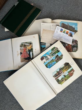 12 boeken  met ansichtkaarten en postzegels vanaf 1967