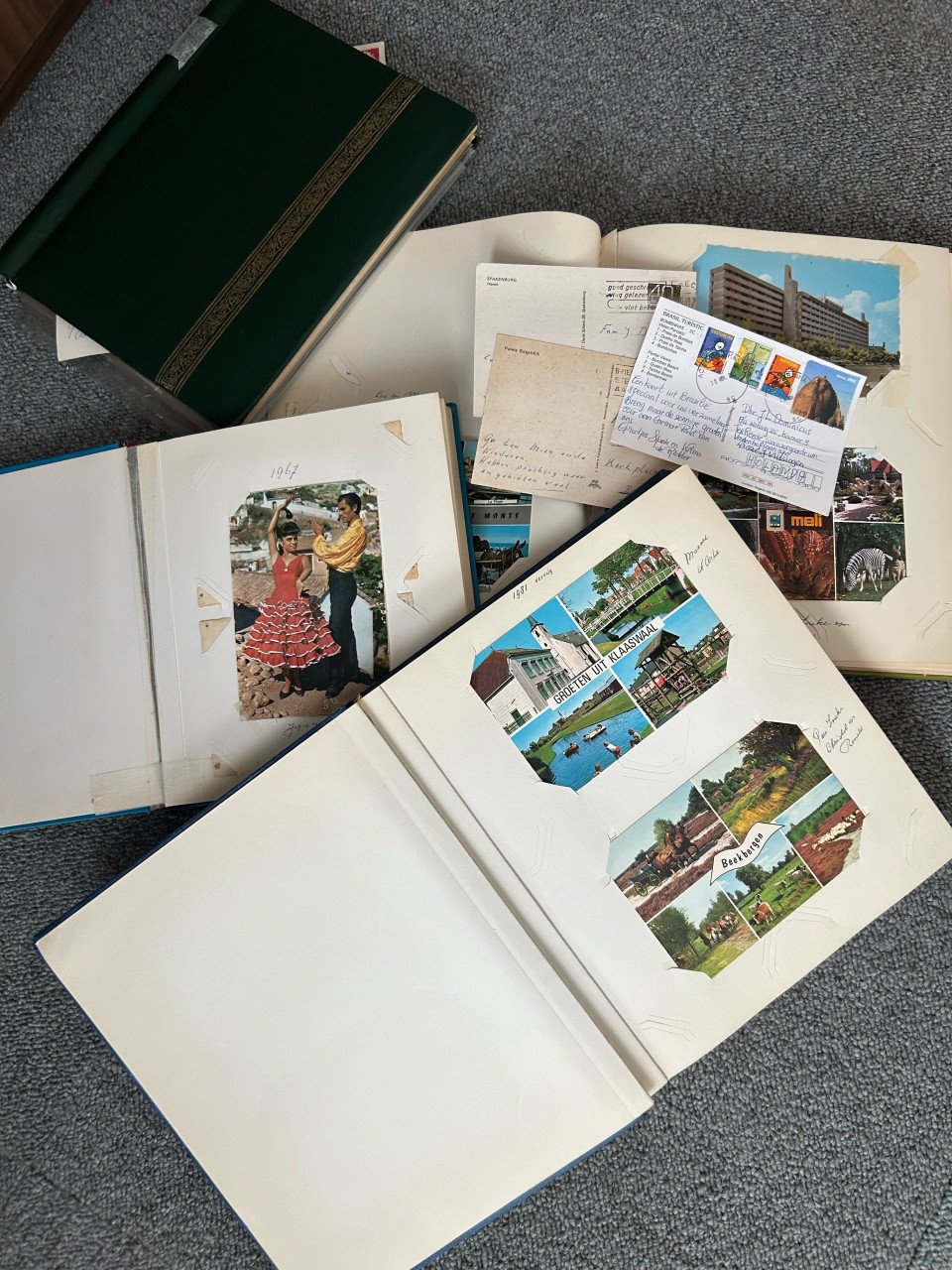 12 boeken  met ansichtkaarten en postzegels vanaf 1967