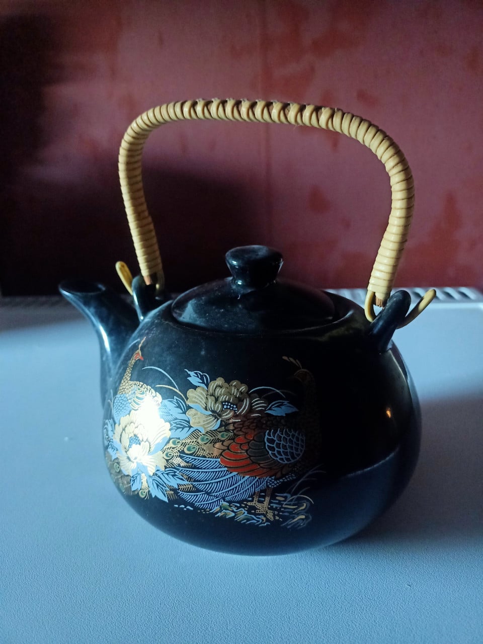 Vintage Aziatische zwarte theepot met bamboe hengsel