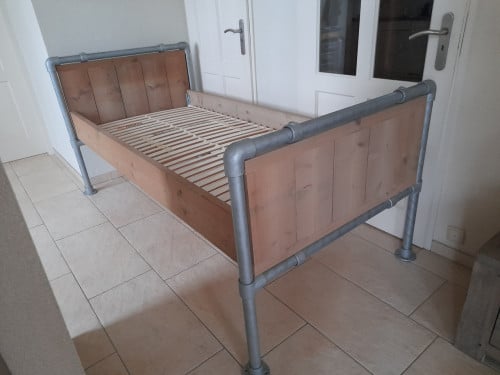 Zeer stevig 1 persoons bed 90 x 200 (in goede nette staat )