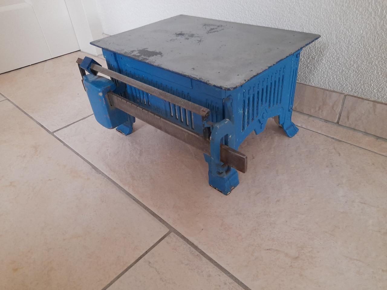 Antieke mechanisch tafelweegschaal met contragewicht.