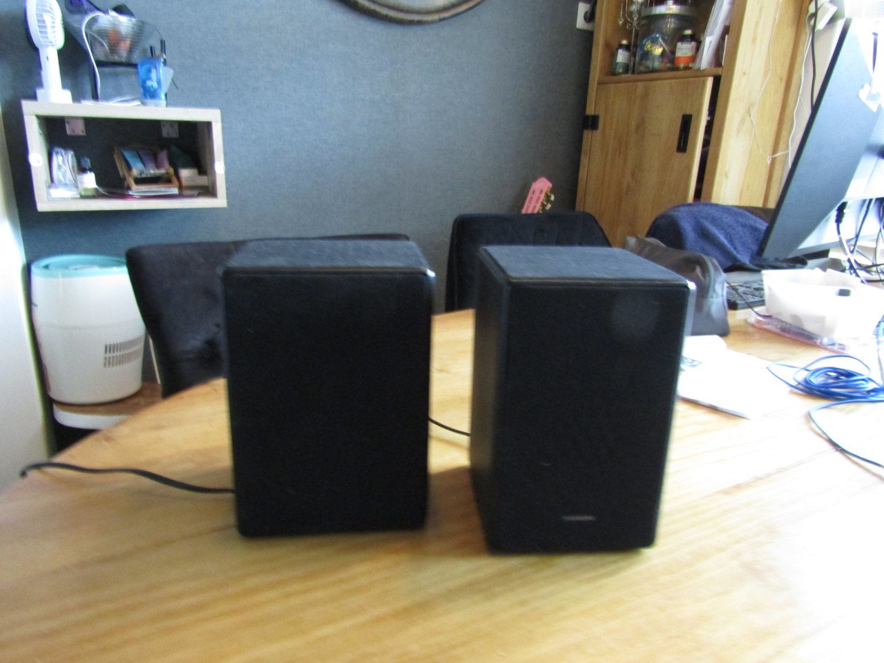 Soundbar surround speakers