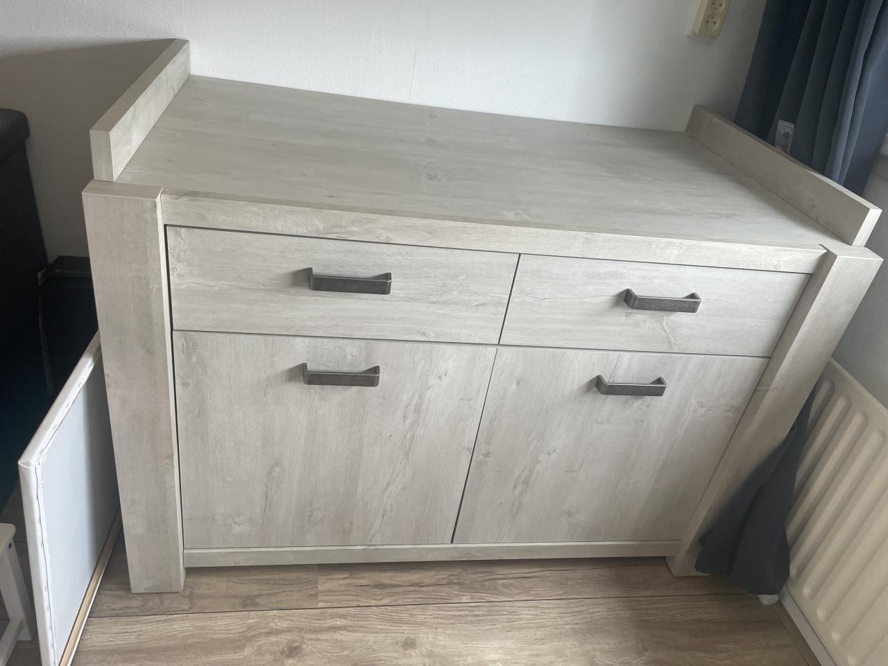 Babykamer ( kledingkast, bed en commode )