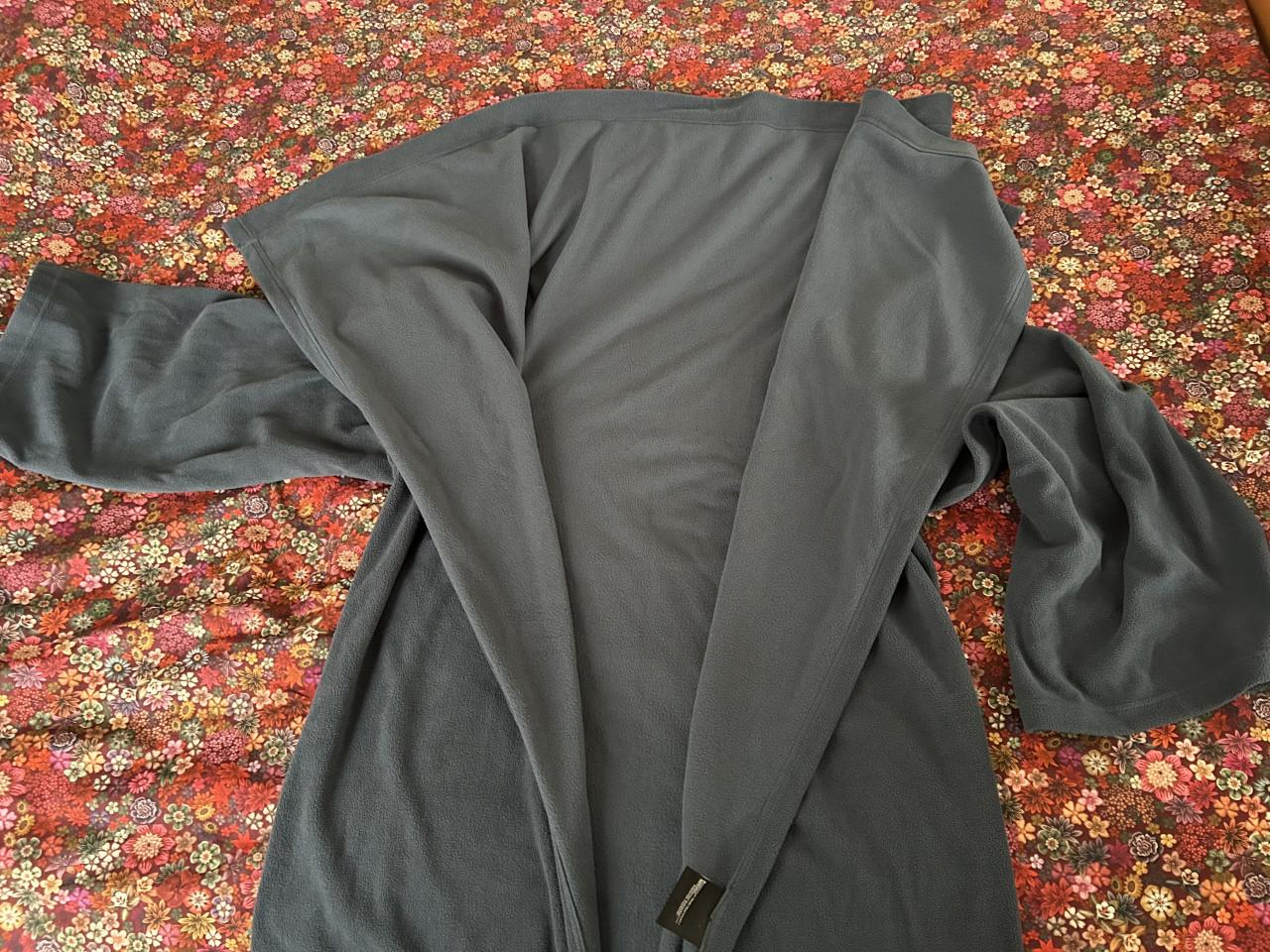 Fleece deken met mouwen.