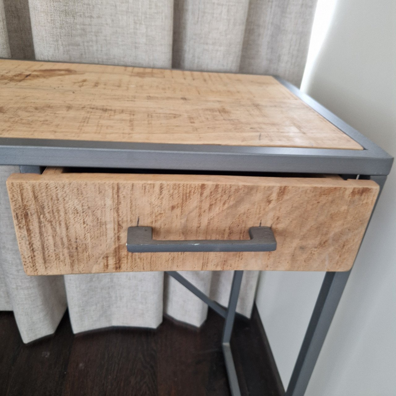 Bureau, staal met hout.