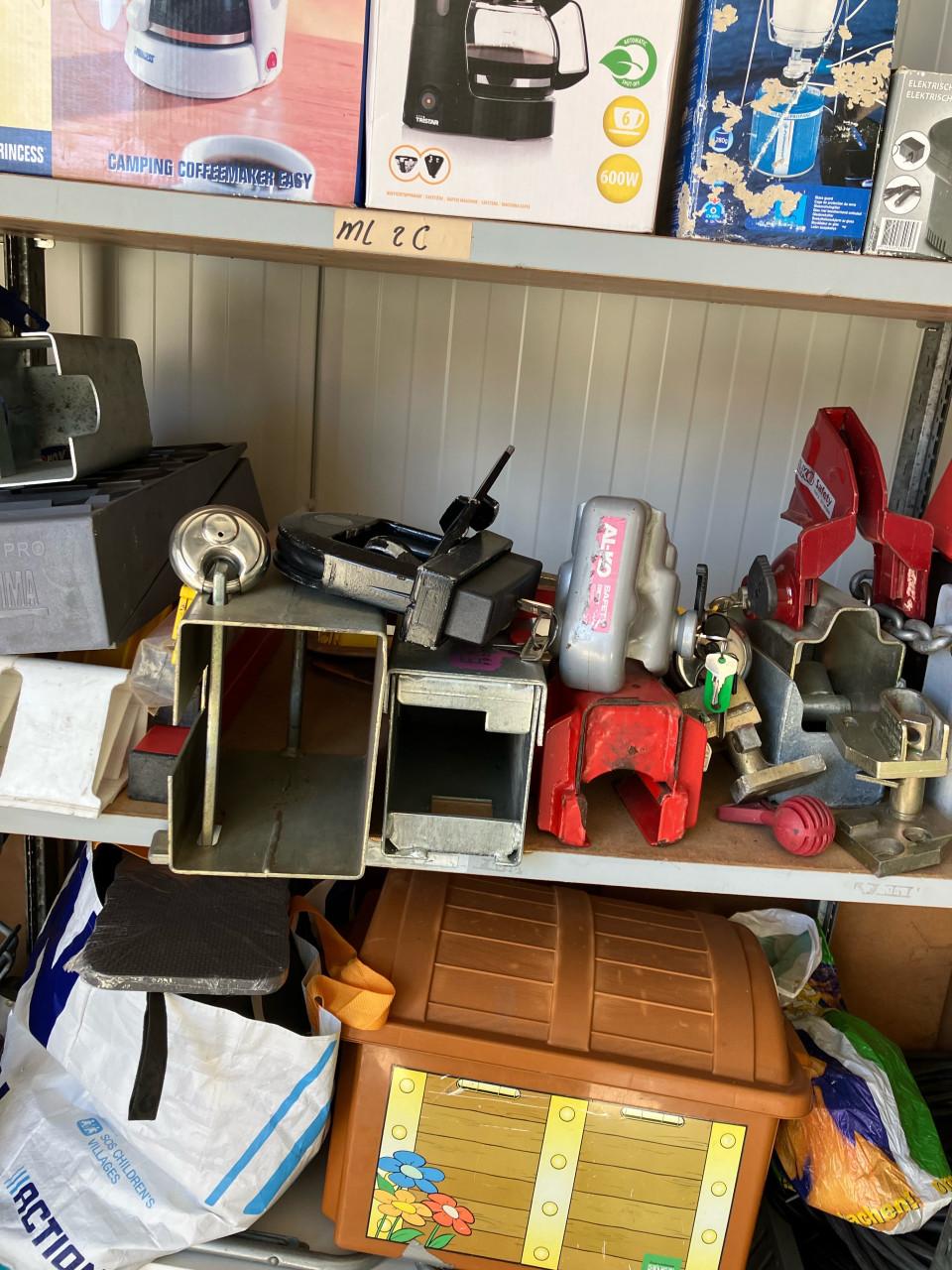 Diverse disselsloten en wielklemmen.