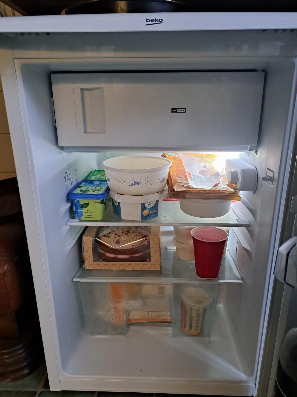 Koelkast met vriesvak. tafelmodel