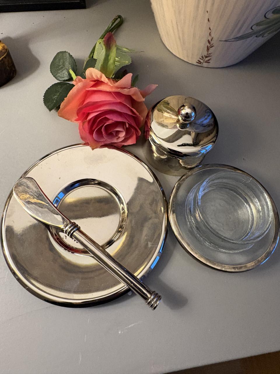 Boterschaaltje met deksel + uitsmeermes