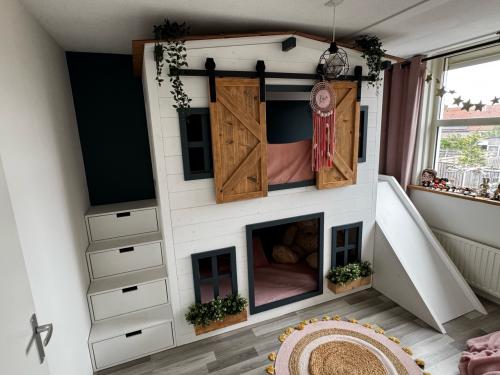 Uniek speelbed / huisjesbed met glijbaan, trap & lades