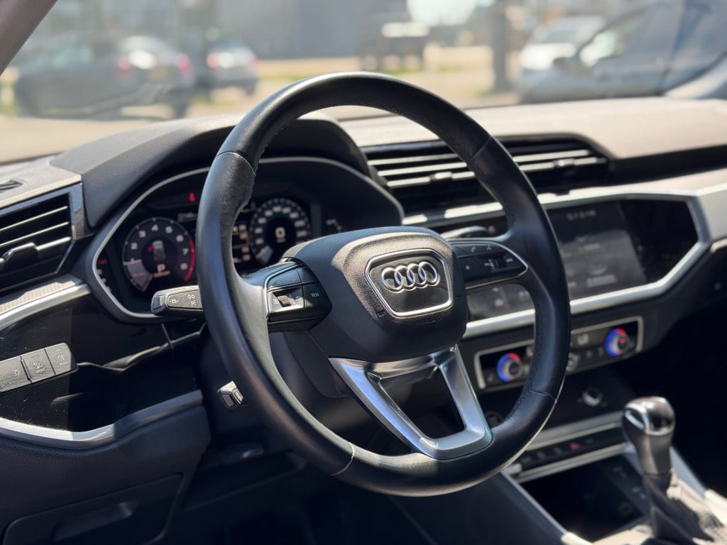 Audi Q3 35 tfsi advanced * matrix led * keyless * trekhaak