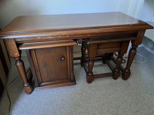Tafel met bijzet tafeltje en kastje
