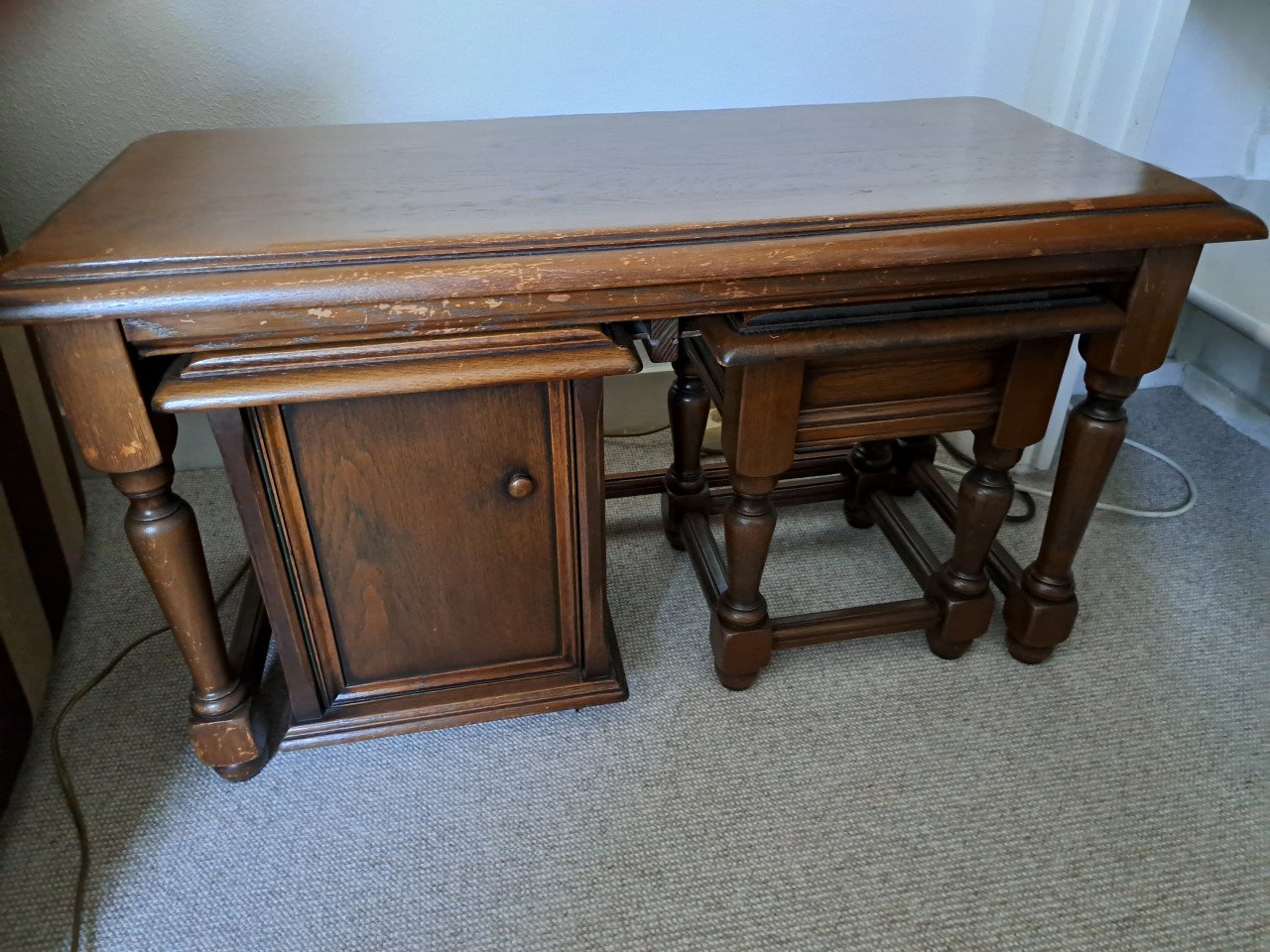 Tafel met bijzet tafeltje en kastje