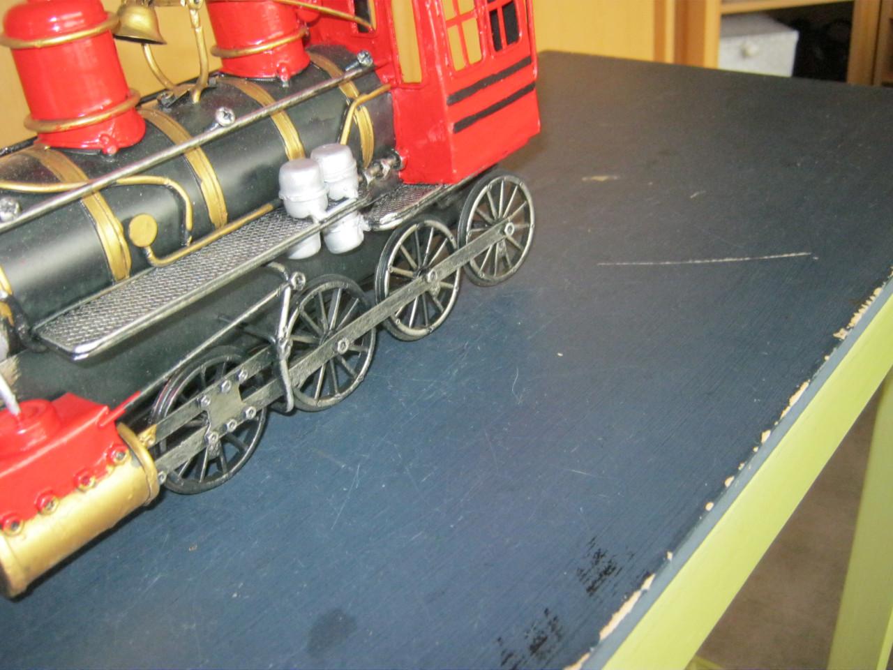 Metalen stoomlocomotief.