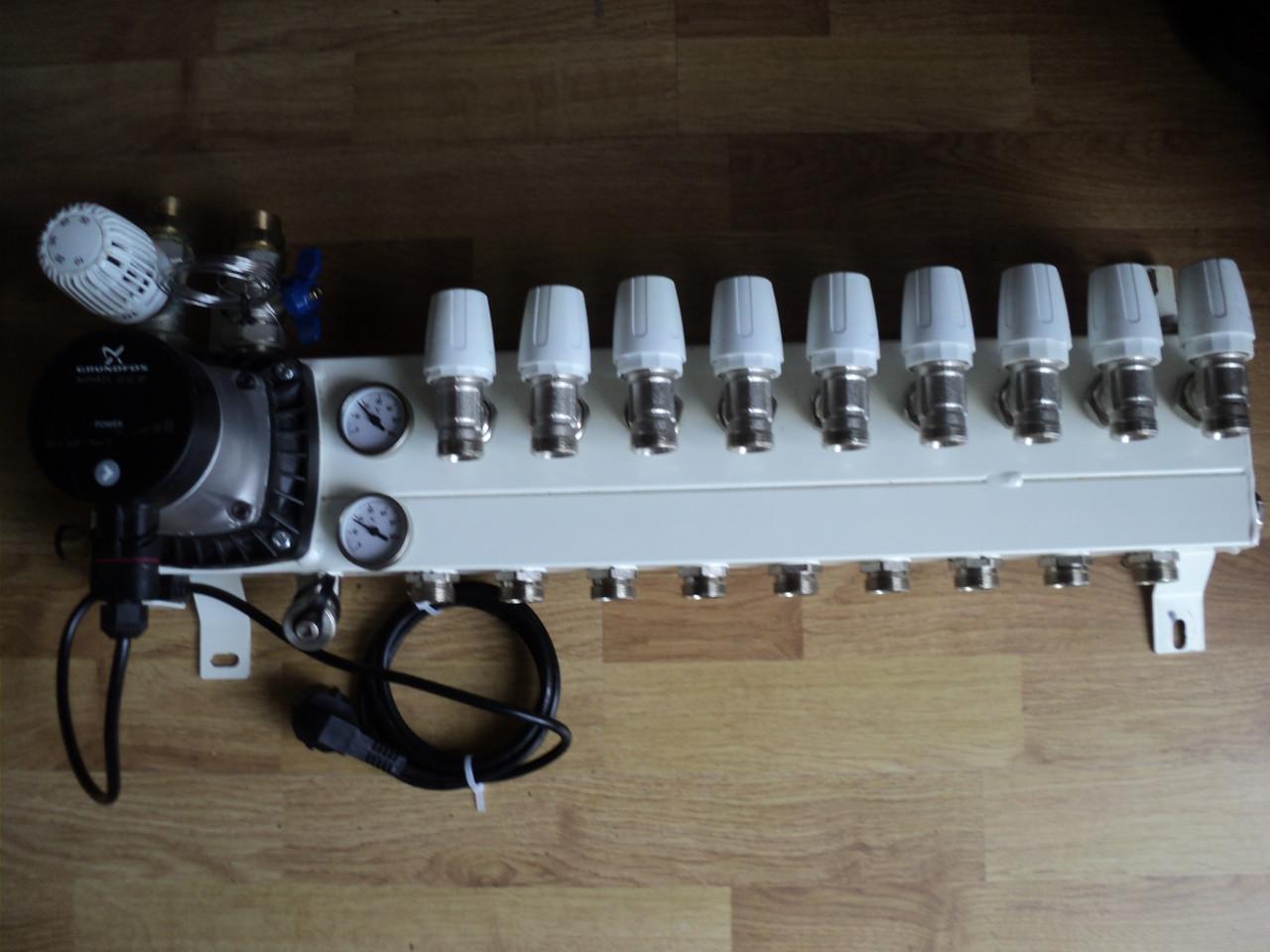 Vrijwel nieuwe 9 groep verdeler vloerverwarming energi zuinige pomp