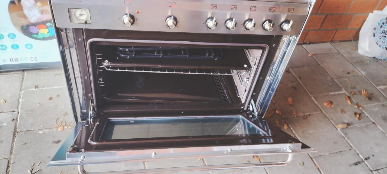 SMeg fornuis/oven €200,- voor degene die 'm 29 of 30 mei komt ophalen!