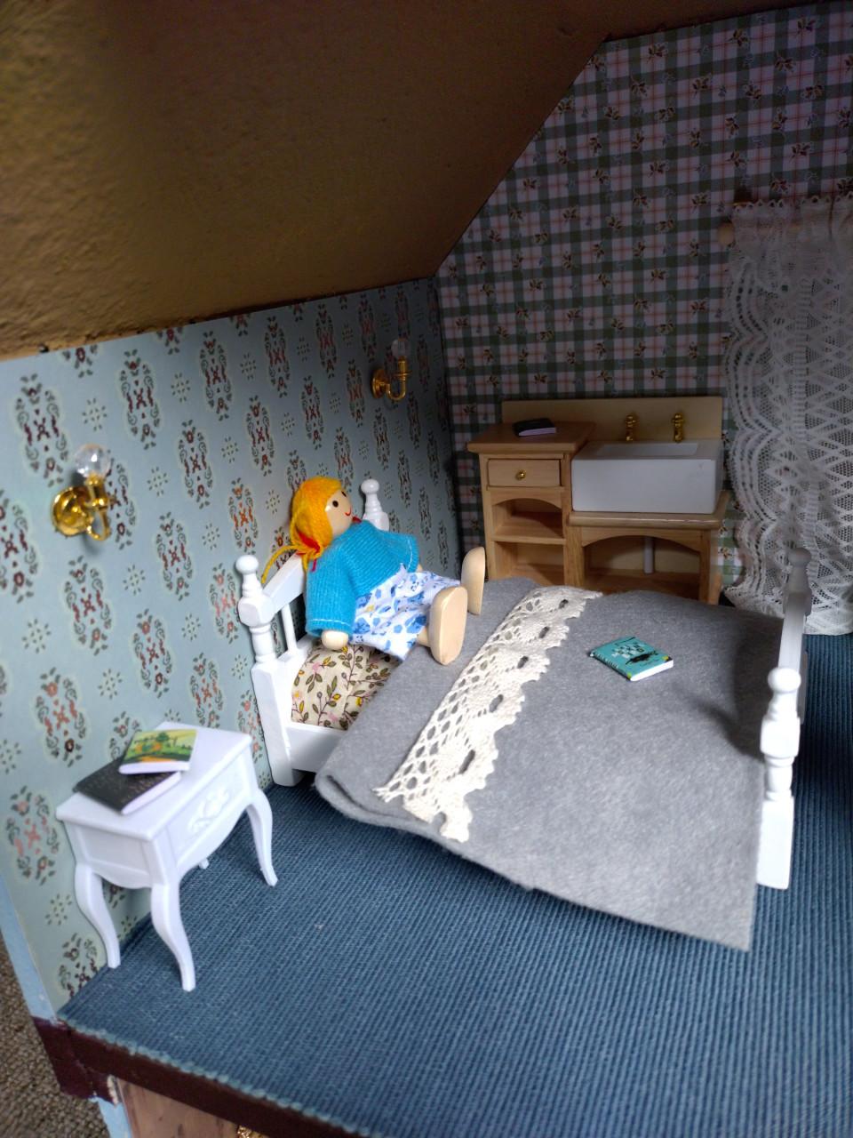 Leuk en groot houten poppenhuis inclusief meubels en poppen 80 x 80