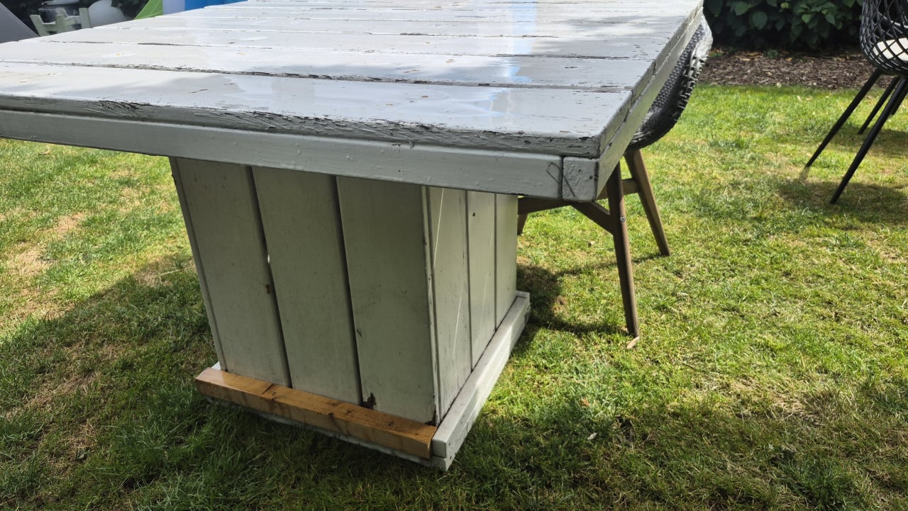 Gratis: witte houten tuintafel, vierkant