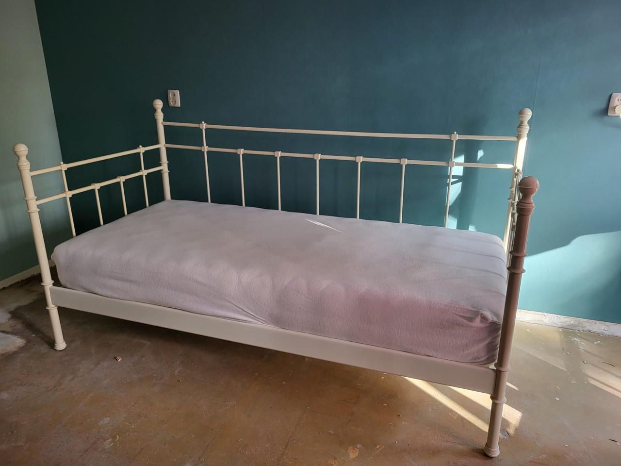 Mooi romantisch wit metalen bed