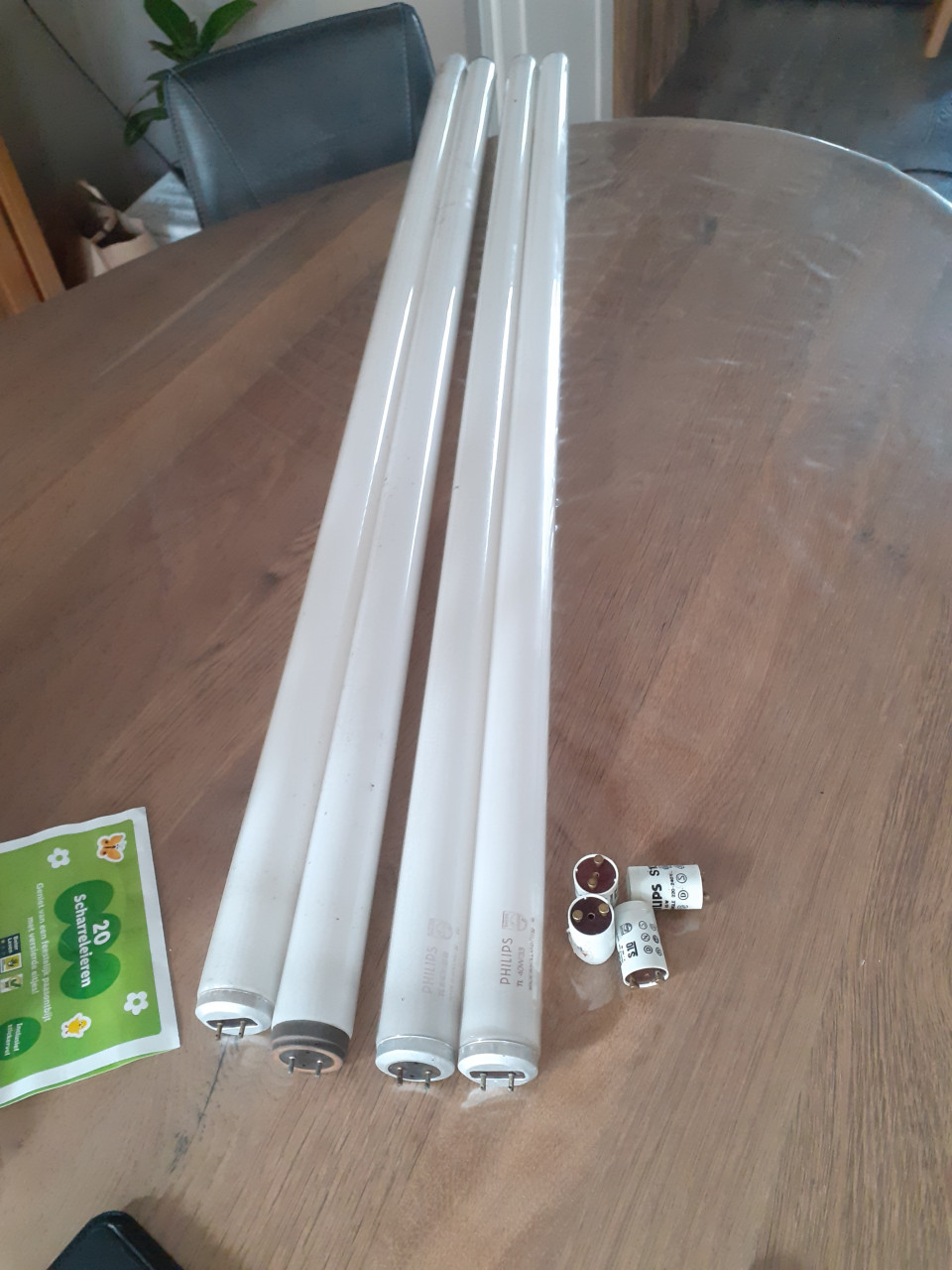 Te koop:   4 tl lampen TL 40 W / 33 plus 4 x starter S10