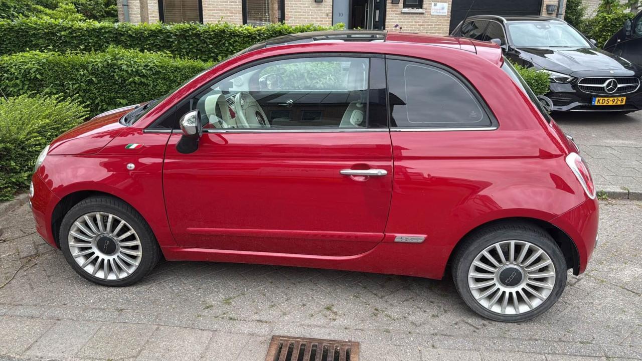 Fiat 500, sportieve auto met dakraam en met nieuwe apk 28-6-2027