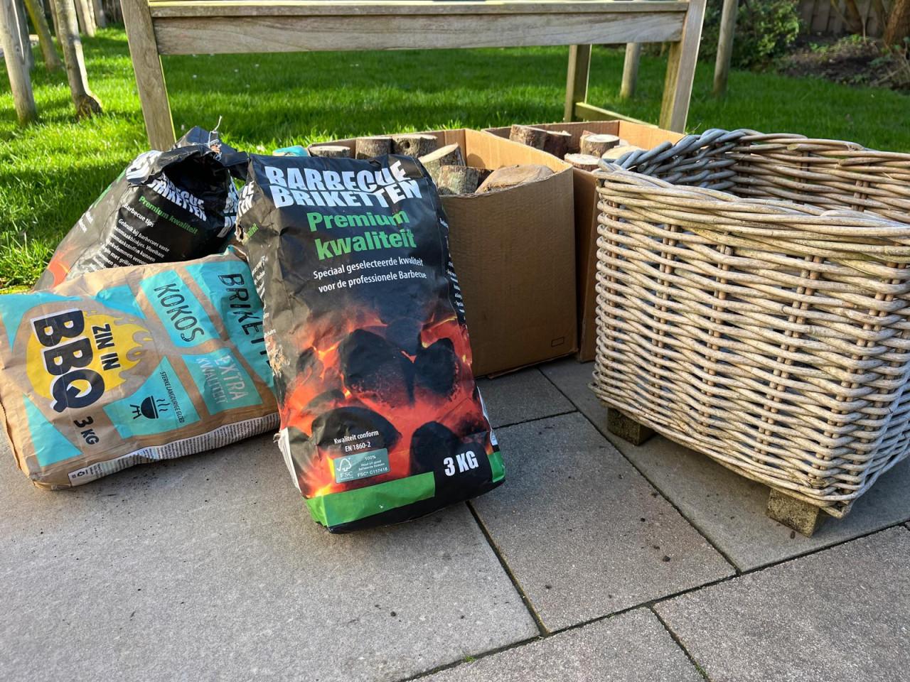 Houtblokken, briketten en mandje