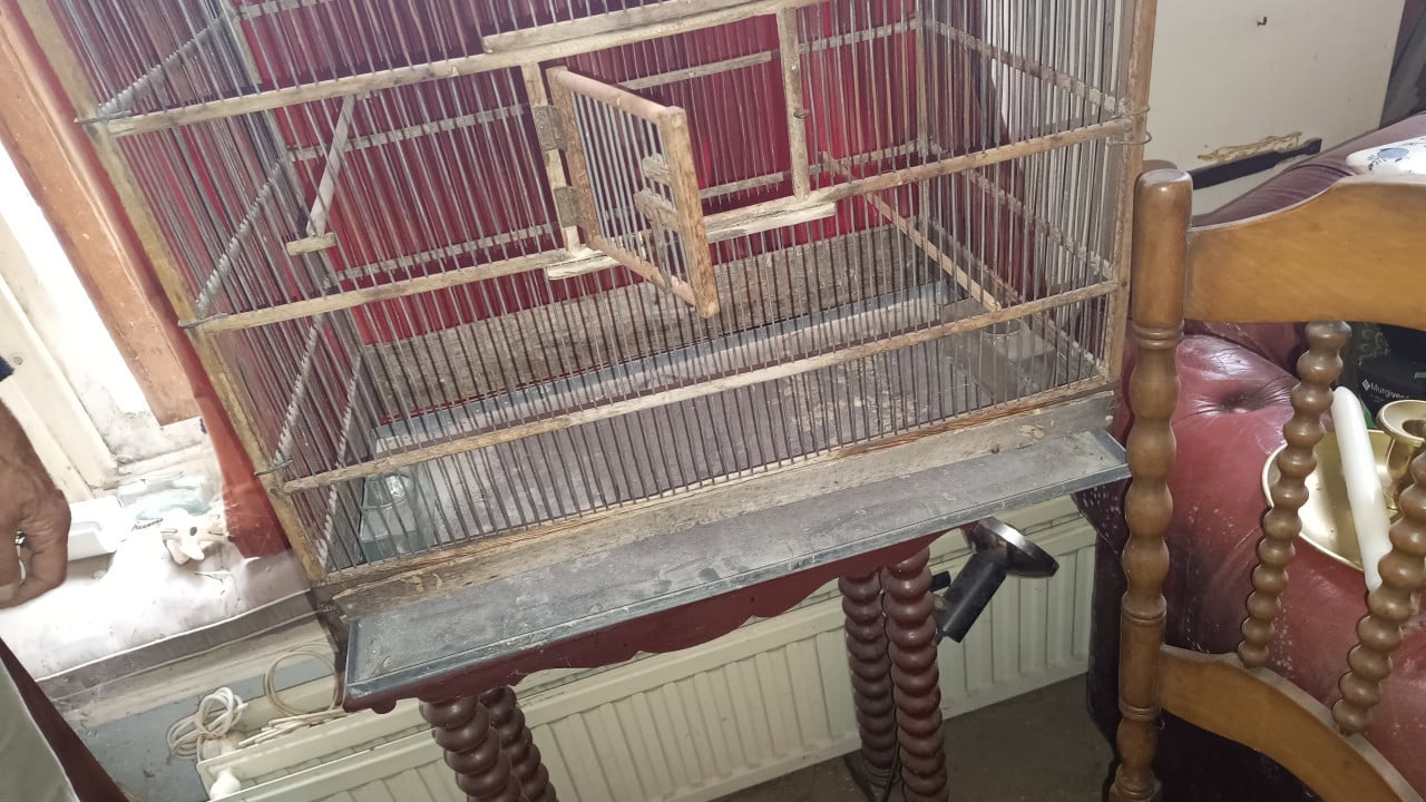 Grote houten antieke vogelkooi