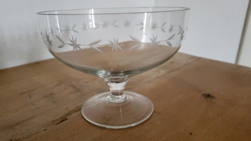 Gegraveerd kristallen schaaltje op voet dia 15 cm