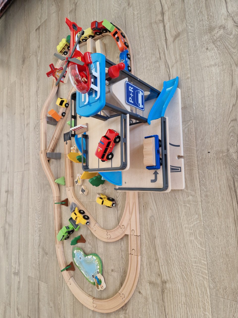 Houten speelgoed baan met parkeergarage