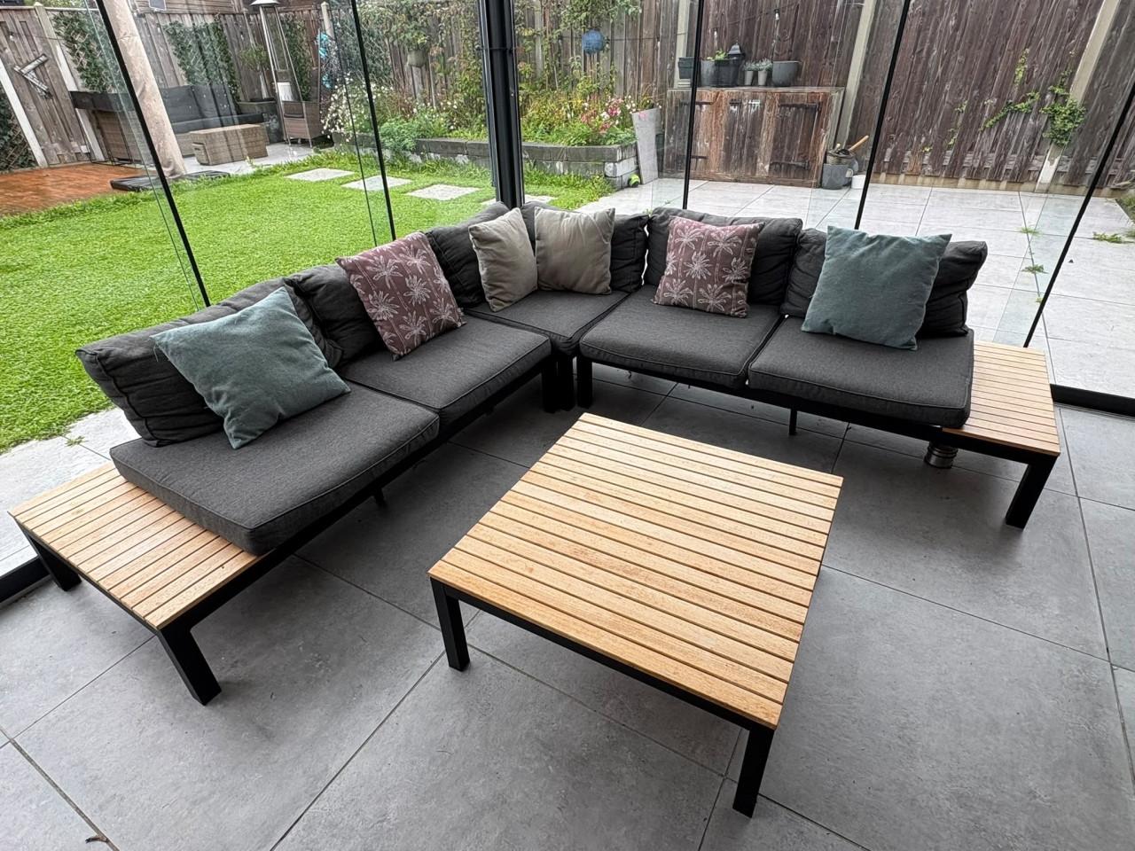 Moderne loungeset met aluminium frame en houten accenten