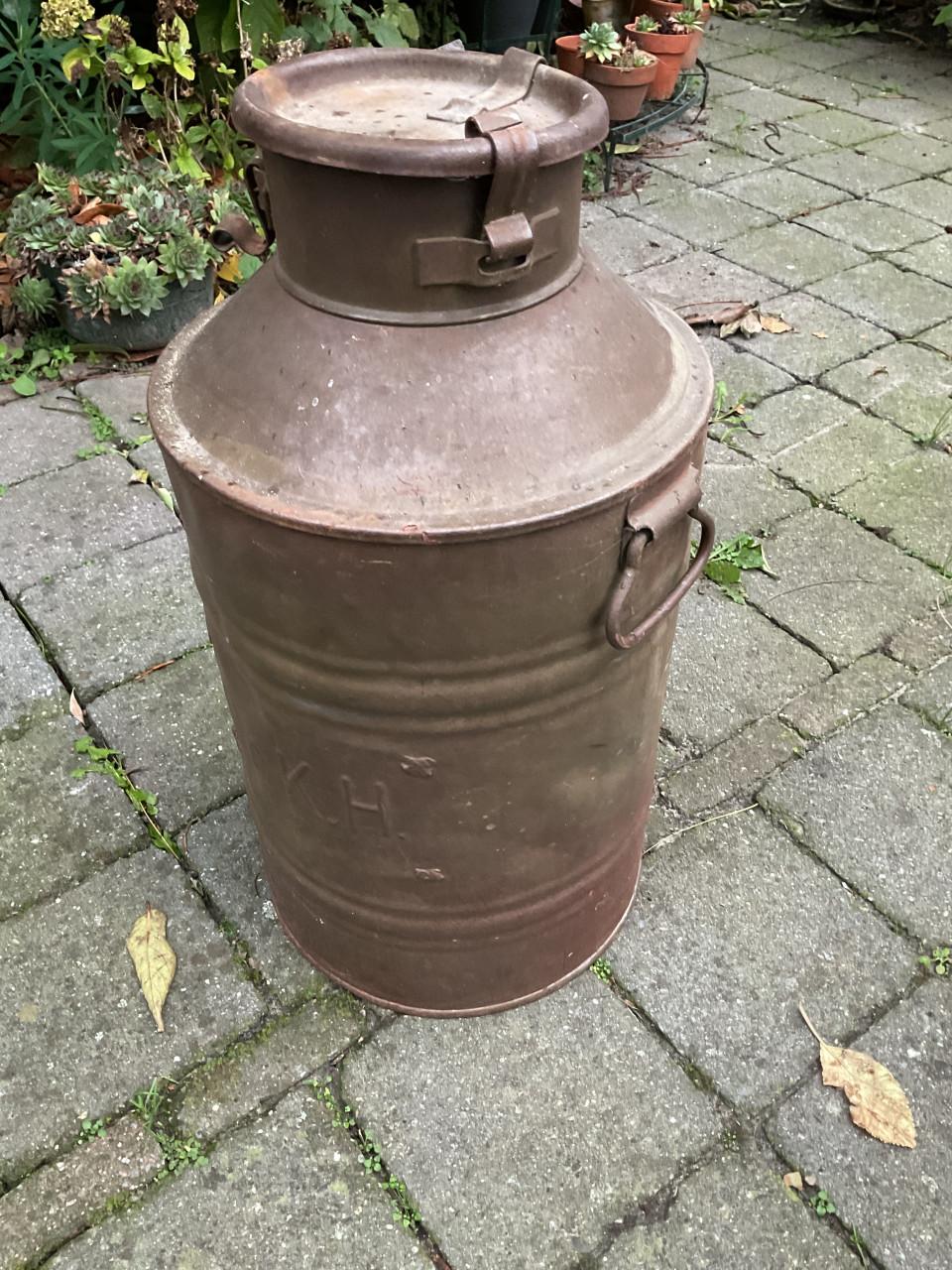 Oud vat met opdruk dr. K.H.