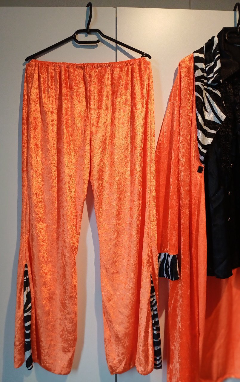 Oranje fluwelen pooierpak