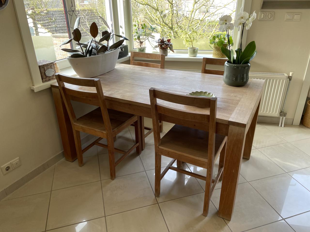 Te Koop: Teakhouten Eettafel en 4 stoelen.