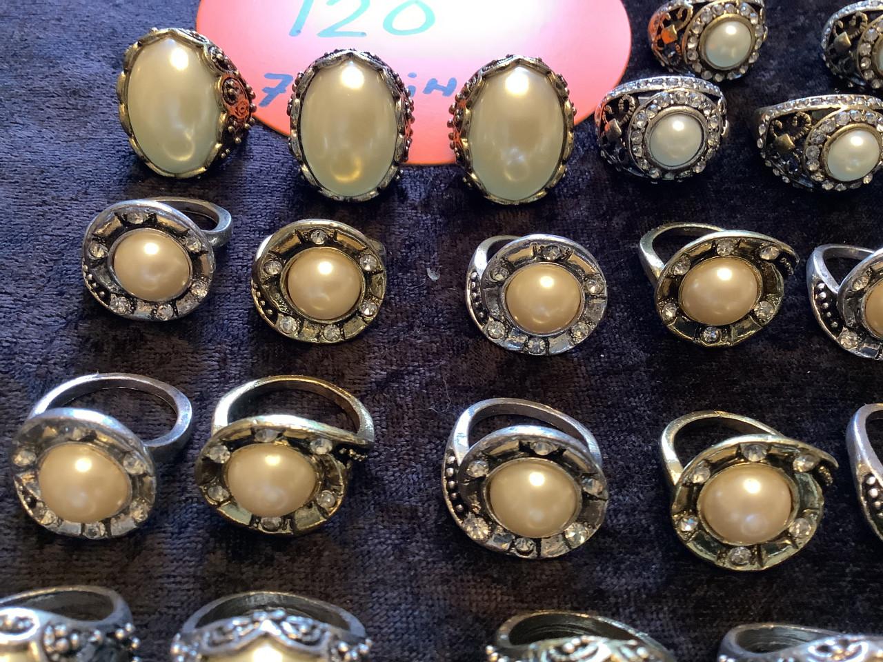 Partij mooie ringen. ( partij 120) Aanbieding !!!!!!