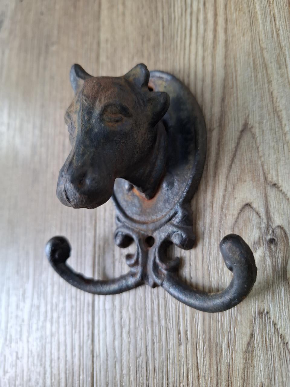 Gietijzeren koe met haakjes