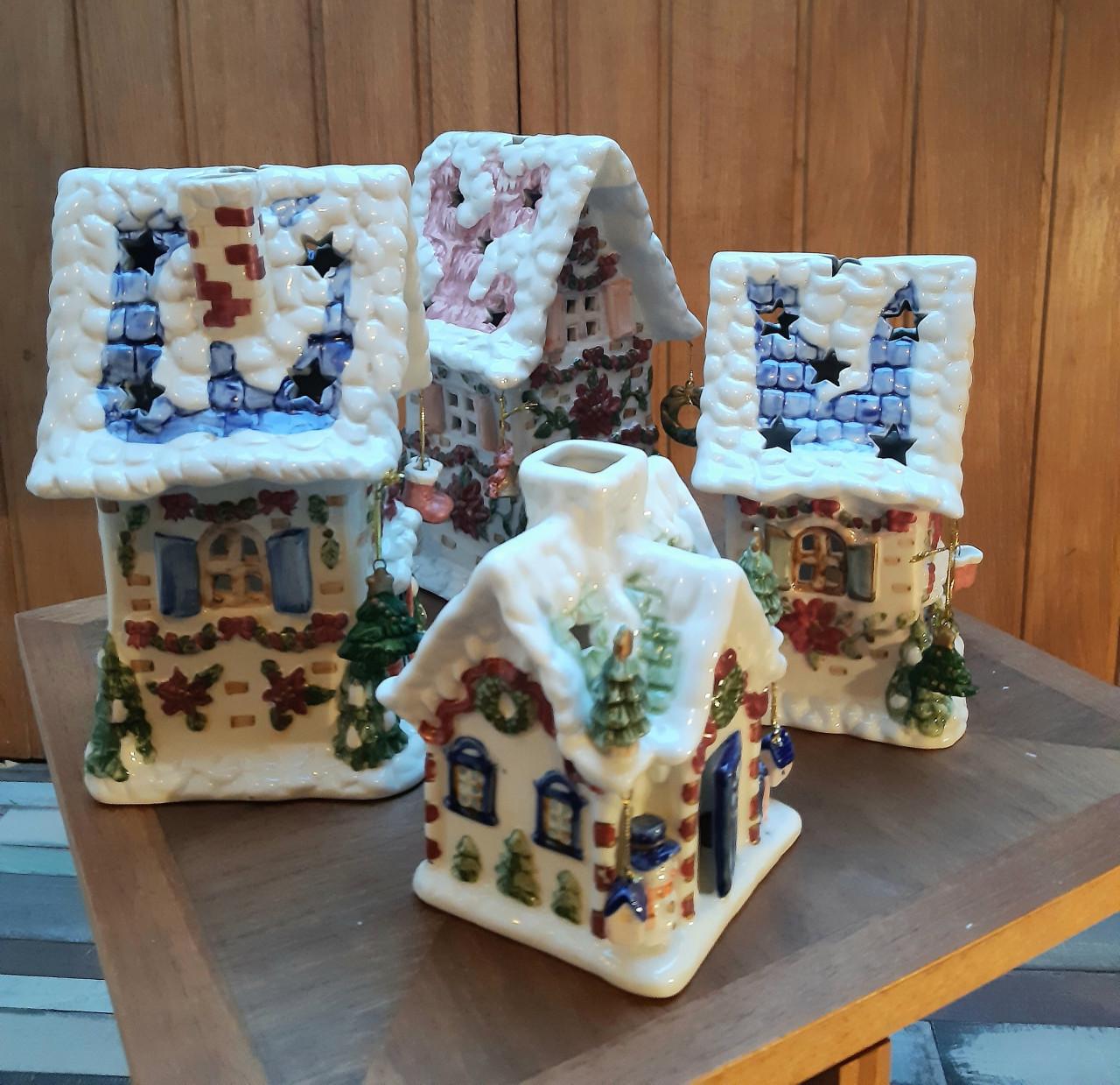 Sfeervolle miniatuur  kersthuisjes met waxinelichthouder