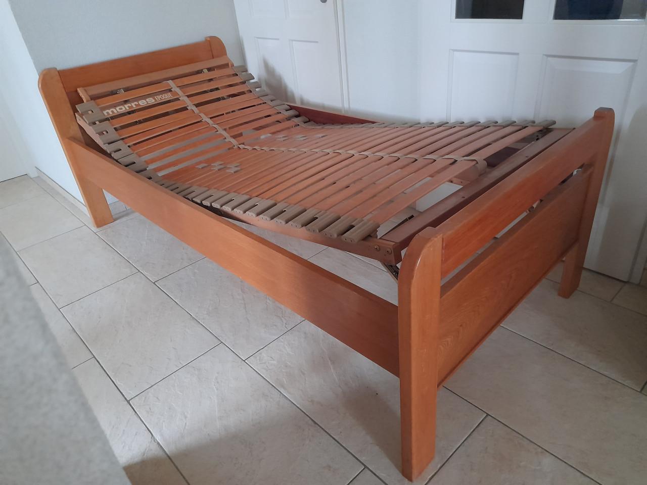 1 Persoons bed 90 x 200 met verstelbare lattenbodem (in goede staat)