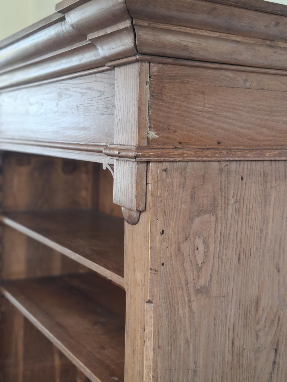 Antieke eikenhouten boekenkast met verstelbare grenen planken
