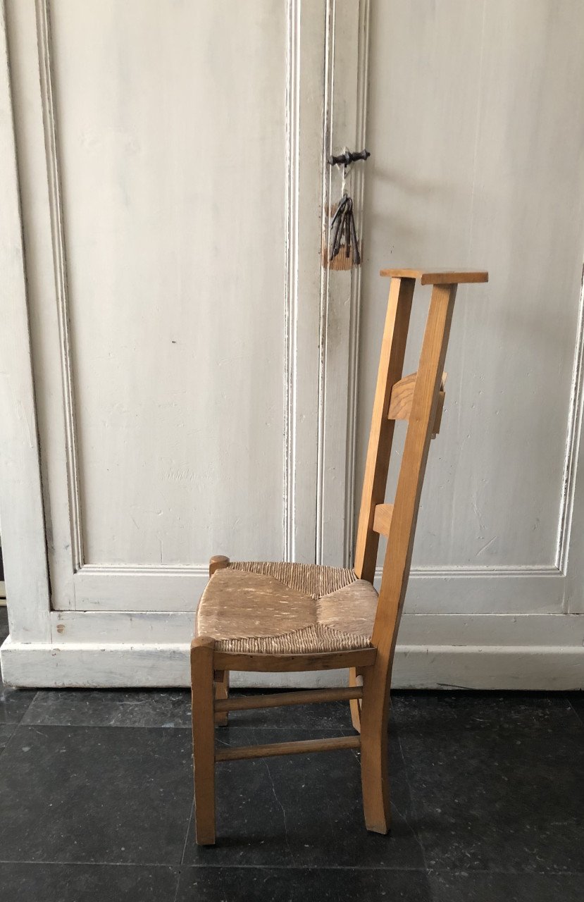 Lief oud brocante kerk/bidstoeltje met biezen zitting en liedboek houder