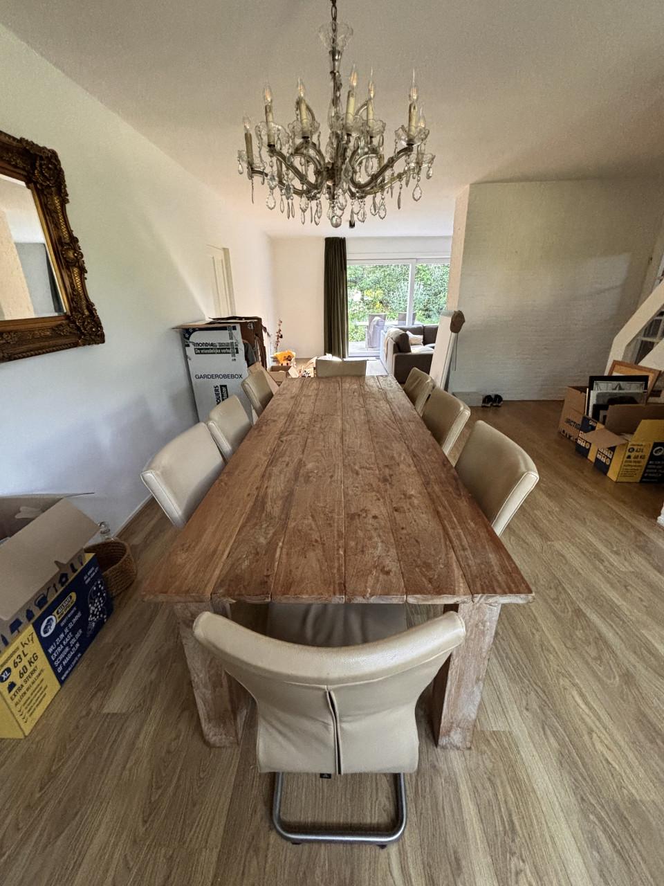 Robuuste houten eettafel met stoelen!