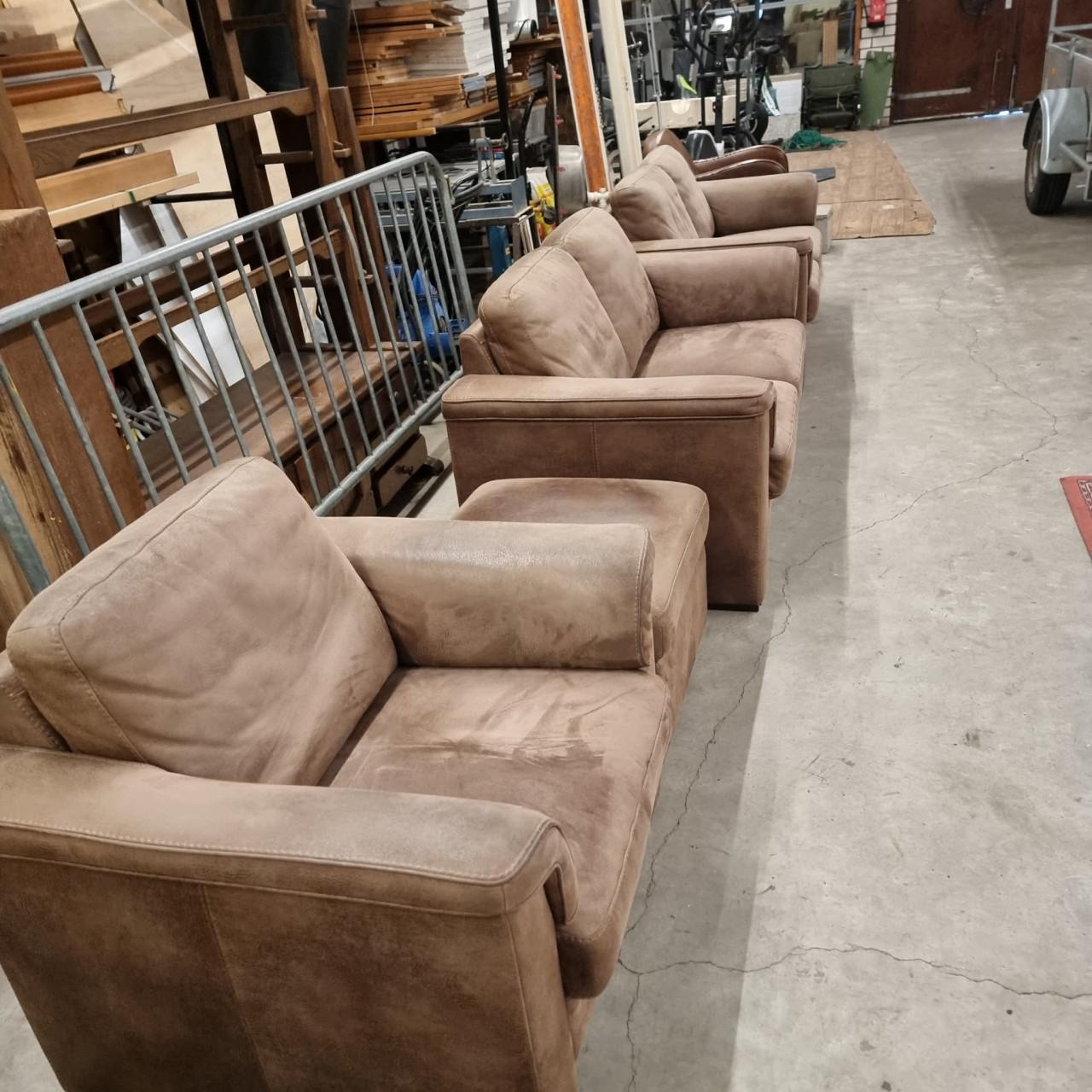 Bankstel 2-2-1-poef en extra fauteuil.